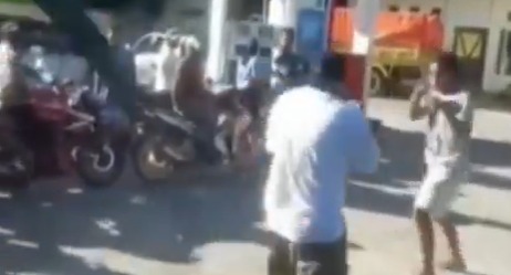 Heboh! Mobil Plat Merah di Maluku Tak Antre Bensin, Warga Geram Hingga Adu Jotos